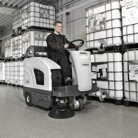 Nilfisk-Advance SW4000 Battery Powered Rider Sweeper With Hydraulic Dump Hopper
