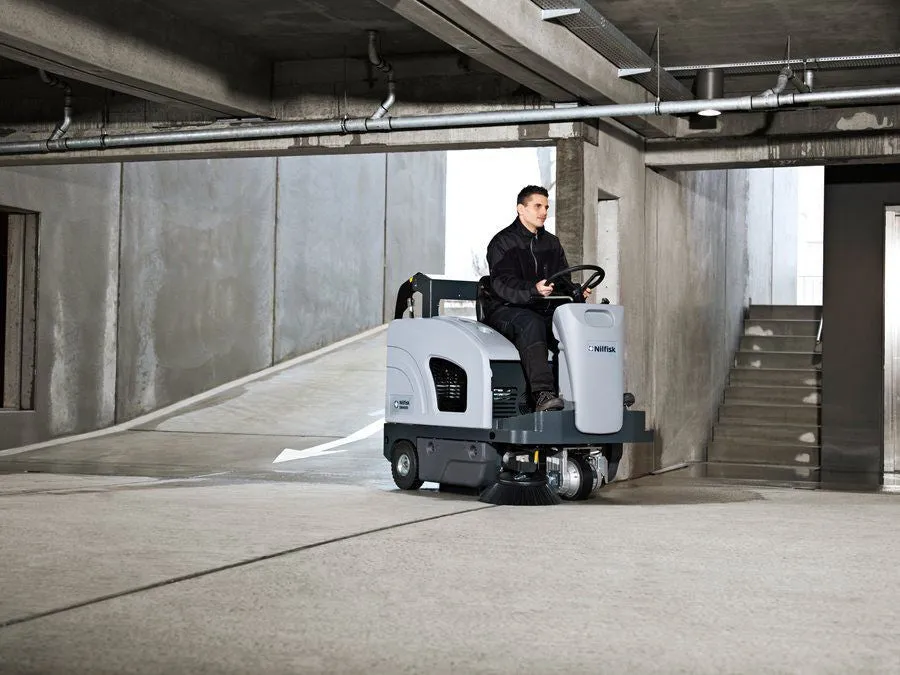 Nilfisk-Advance SW4000 Battery Powered Rider Sweeper With Hydraulic Dump Hopper