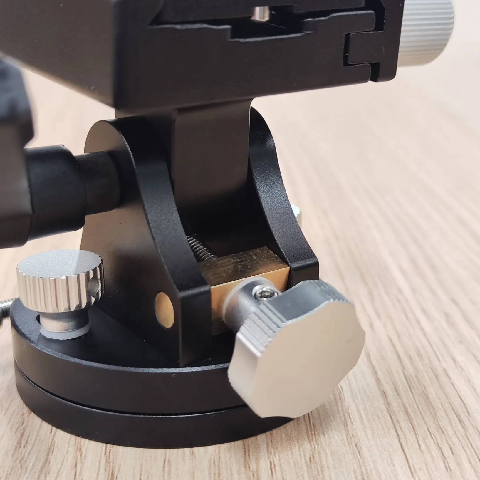 Wedge for precise polar alignment